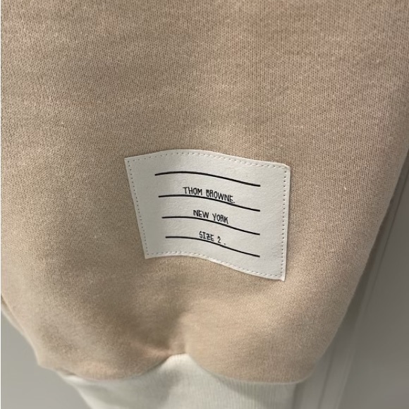 THOM BROWNE ENGINEERED STRIPE
SWEAT PANT
Tonal White Funmix - Picture 5 of 6